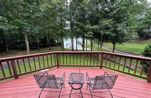 Mineral Casa | Wonderful waterfront getaway on Lake Anna's public side!