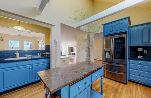Cotuit Casa | Wonderful waterfront getaway with furnished deck, pond access, kayaks & WiFi