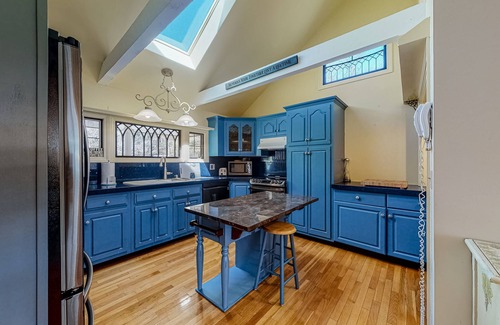 Cotuit Casa | Wonderful waterfront getaway with furnished deck, pond access, kayaks & WiFi