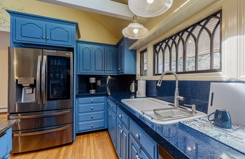 Cotuit Casa | Wonderful waterfront getaway with furnished deck, pond access, kayaks & WiFi