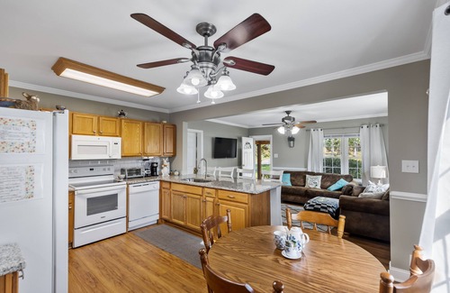 Cleveland Casa | Wonderland Cottage Cleveland near Lee University/OCI BEST LOCATION Amazing