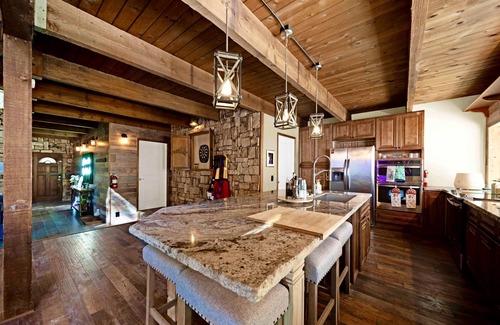 Lakehead Cabina | Wonderland ~ Dog friendly forest retreat, near lake, fast Wifi & EV charger