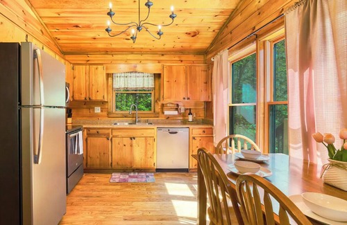 Cherry Log Cabina | Wonderland near Wineries; Hot Tub, Firepit, BBQ
