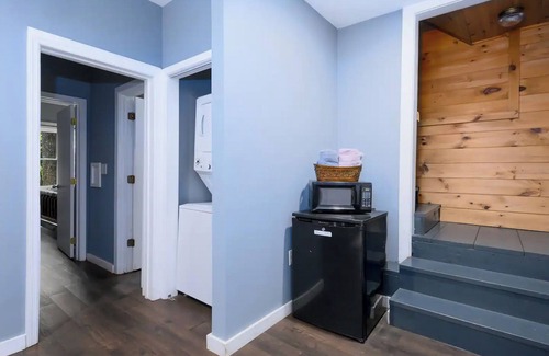 Cherry Log Cabina | Wonderland near Wineries; Hot Tub, Firepit, BBQ