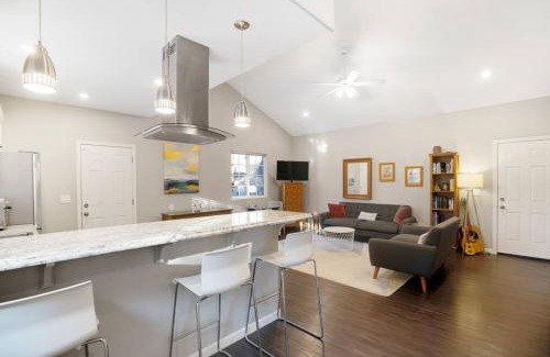Encanto Casa | Wonderland Retreat - Near Downtown, Free Parking
