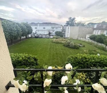 Deuil-la-Barre Apartamento | WonderSuite appartement - centre ville avec parking couvert -15mn de Paris et 10 mn de Stade de France, wifi, Netflix