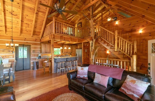 Hot Springs Cabina | Wondertree Mountain Cabin– Luxury 3BR Cabin with Outdoor Hot Tub, Hot Springs NC
