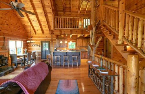 Hot Springs Cabina | Wondertree Mountain Cabin– Luxury 3BR Cabin with Outdoor Hot Tub, Hot Springs NC