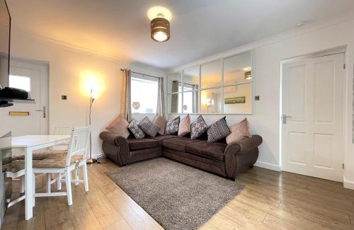 Cayton Casa | Wonky Cottage