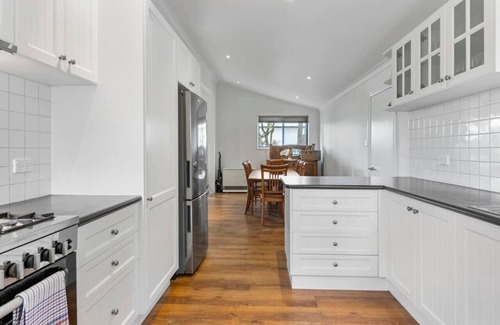 Redan Casa | Wonky Cottage: large backyard, close to CBD