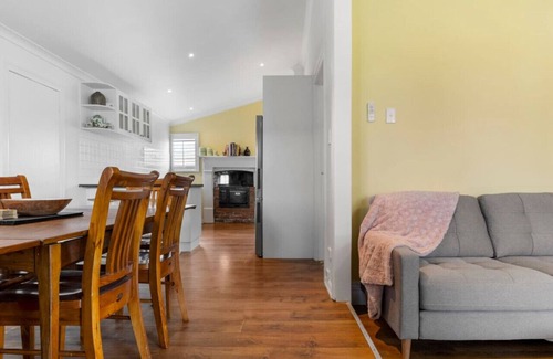 Redan Casa | Wonky Cottage: large backyard, close to CBD