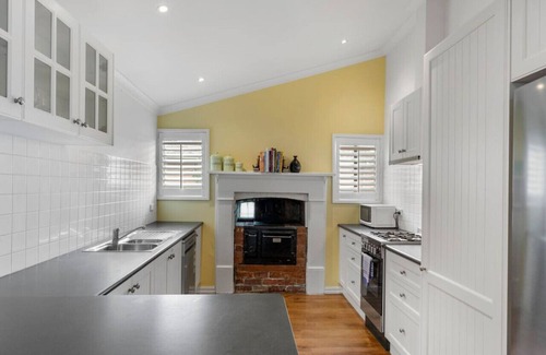 Redan Casa | Wonky Cottage: large backyard, close to CBD