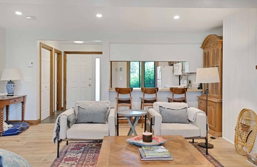 Quechee Condominio | Wood Burning Fireplace, Pet-Friendly | Saltbox 11A