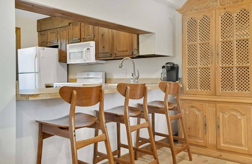 Quechee Condominio | Wood Burning Fireplace, Pet-Friendly | Saltbox 11A