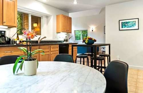 Rio Nido Casa | Wood Chalet: Contemporary Cabin in Redwoods!Peaceful,Modern Vibe! HtTb/WiFi!