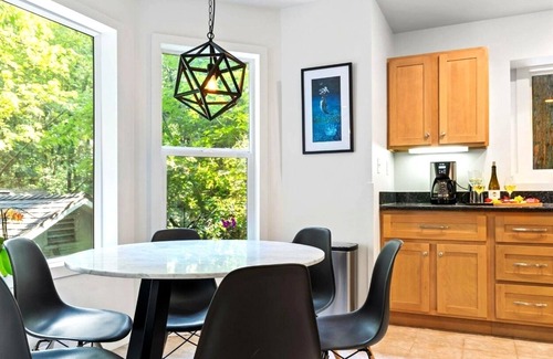 Rio Nido Casa | Wood Chalet: Contemporary Cabin in Redwoods!Peaceful,Modern Vibe! HtTb/WiFi!