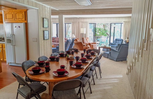 Green Valley Lake Cabina | Wood Haven — Enormous 4-Story Cabin for Family and Work Retreats [Sleeps 19]