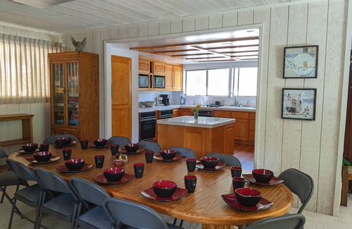 Green Valley Lake Cabina | Wood Haven — Enormous 4-Story Cabin for Family and Work Retreats [Sleeps 19]