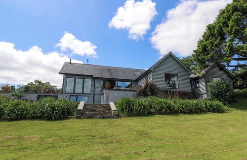 Helford Casa | WOOD MEADOW, pet friendly, with open fire in Helford