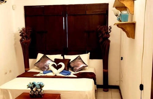 Soto Cama Y Desayuno | Wood Room @ Oceanview BnB Curacao