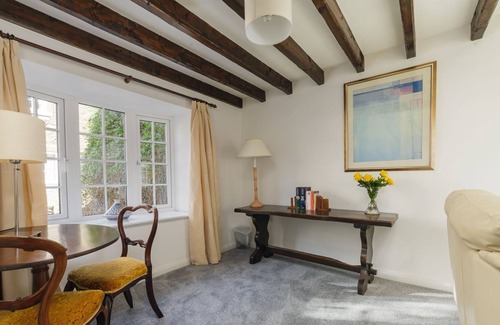 Douglas Cabaña | Woodcroft is a charming cottage located in wonderfully leafy surroundings right in the heart of Doug