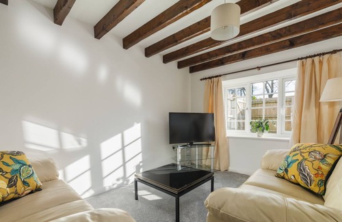 Douglas Cabaña | Woodcroft is a charming cottage located in wonderfully leafy surroundings right in the heart of Doug