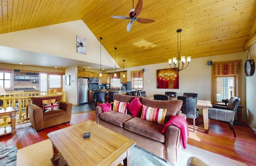 Big White Ski Resort Cabina | Woodcutter Cabin 16 | Snowy ski-in/out getaway with private hot tub & fireplaces