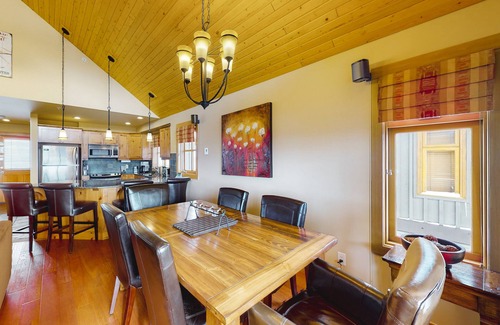 Big White Ski Resort Cabina | Woodcutter Cabin 16 | Snowy ski-in/out getaway with private hot tub & fireplaces