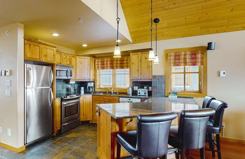 Big White Ski Resort Cabina | Woodcutter Cabin 16 | Snowy ski-in/out getaway with private hot tub & fireplaces