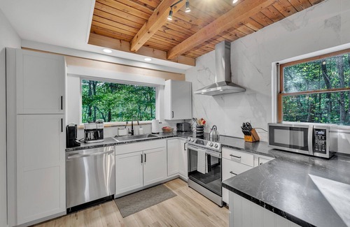 Greenville - Spartanburg Cabina | Wooded 3BR Luxury Cabin, Close to City & Nature