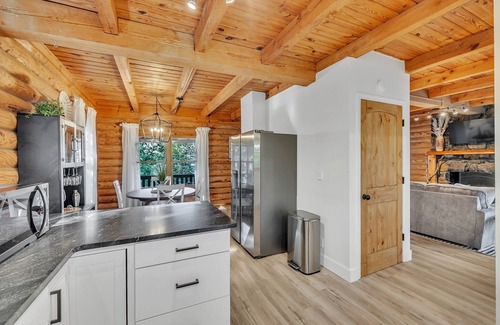 Greenville - Spartanburg Cabina | Wooded 3BR Luxury Cabin, Close to City & Nature