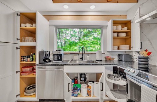 Greenville - Spartanburg Cabina | Wooded 3BR Luxury Cabin, Close to City & Nature