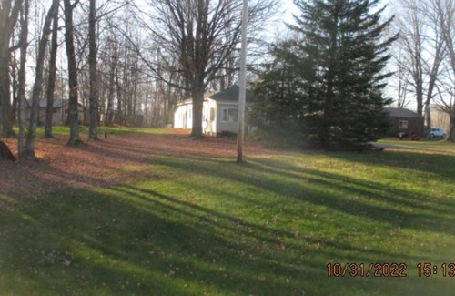 Townsend Casa | Wooded acre, attached garage plus attached lean-to.