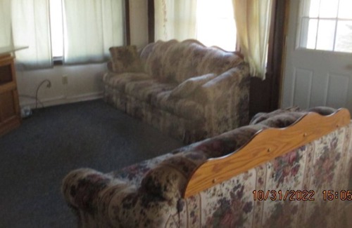 Townsend Casa | Wooded acre, attached garage plus attached lean-to.