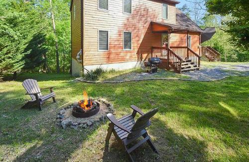 Berkeley Springs Casa | Wooded Cabin Escape w Fire Pit & Family Ready