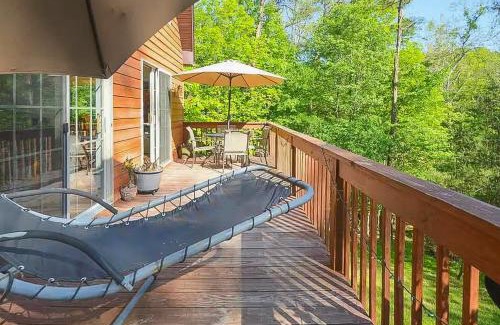 Berkeley Springs Casa | Wooded Cabin Escape w Fire Pit & Family Ready