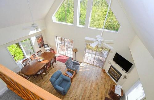 Berkeley Springs Casa | Wooded Cabin Escape w Fire Pit & Family Ready
