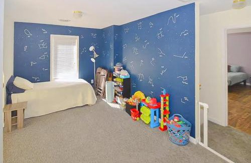 Berkeley Springs Casa | Wooded Cabin Escape w Fire Pit & Family Ready