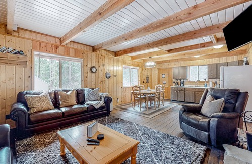 Cle Elum Cabina | Wooded cabin with private hot tub, deck, firepit & fireplace - walk to the lake