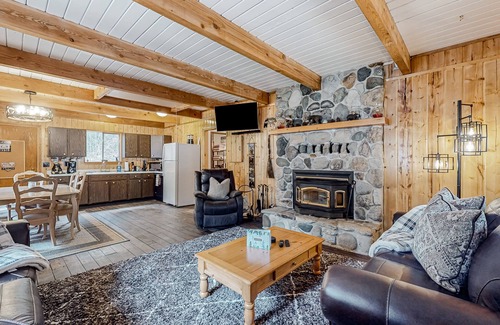 Cle Elum Cabina | Wooded cabin with private hot tub, deck, firepit & fireplace - walk to the lake