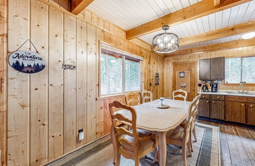 Cle Elum Cabina | Wooded cabin with private hot tub, deck, firepit & fireplace - walk to the lake