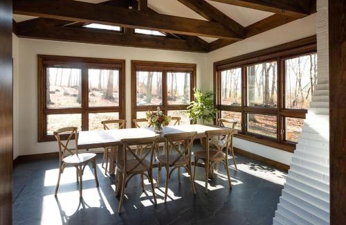 Elizabethtown Casa | Wooded Cottage in Elizabethtown with hot tub and sauna