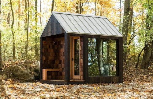 Elizabethtown Casa | Wooded Cottage in Elizabethtown with hot tub and sauna