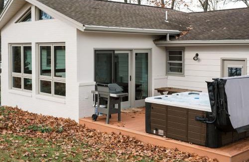 Elizabethtown Casa | Wooded Cottage in Elizabethtown with hot tub and sauna