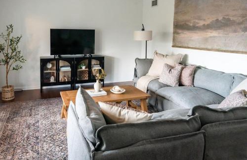 Elizabethtown Casa | Wooded Cottage in Elizabethtown with hot tub and sauna