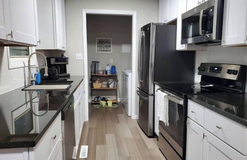 Statesville Casa | Wooded cul-de-sac bungalow, close to everything!