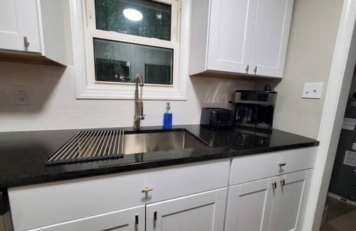 Statesville Casa | Wooded cul-de-sac bungalow, close to everything!