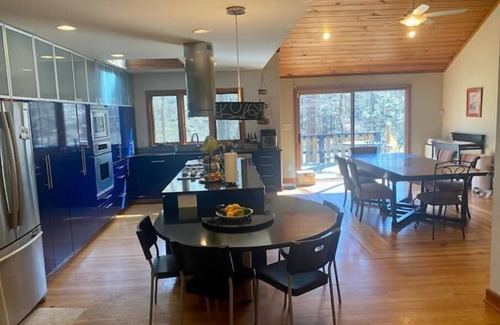 Chapel Hill Casa | Wooded house near Carrboro with a pool