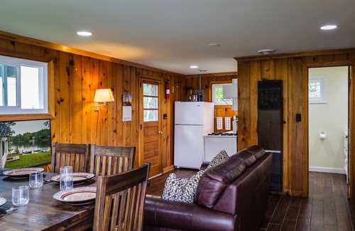 Gwinn Cabaña | Renovado Lakeside Cottage, jacuzzi, muelle de pesca, barcos, motos de nieve fuera de la propiedad