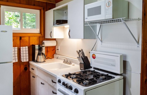 Gwinn Cabaña | Renovado Lakeside Cottage, jacuzzi, muelle de pesca, barcos, motos de nieve fuera de la propiedad